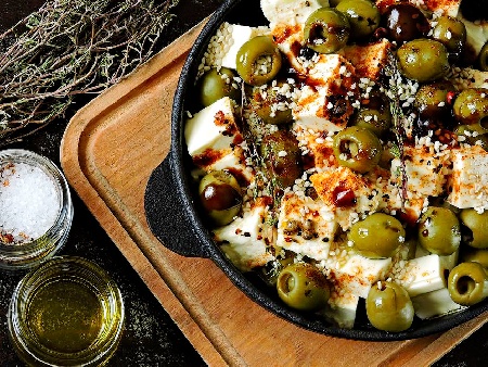 Гювечета с маслини, сирене фета и каперси - снимка на рецептата